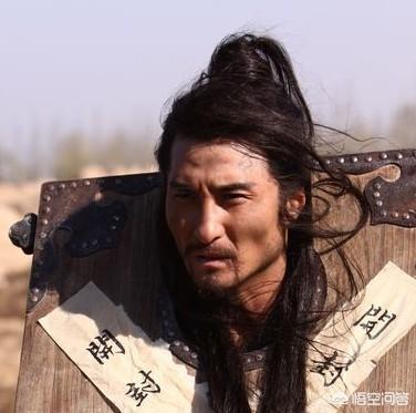 同样被判刺配,林冲差点被人打死,武松却一路有酒有肉,这是为何？