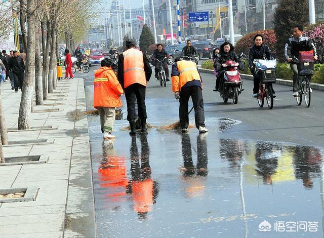 东莞环卫工人带宠物鸭扫大街:环卫工人刚打扫完，有人就乱扔垃圾，你会上去制止吗？