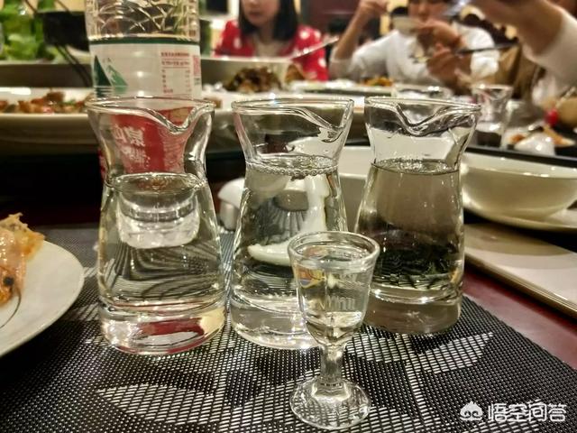  中国人喝白酒为啥喜欢酱香型，酱香型白酒为什么好喝不上头不口干