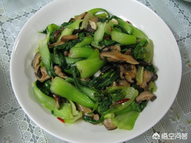 香菇青菜的正宗做法是什么，蘑菇青菜这道菜在做的时候,先放蘑菇还是青菜