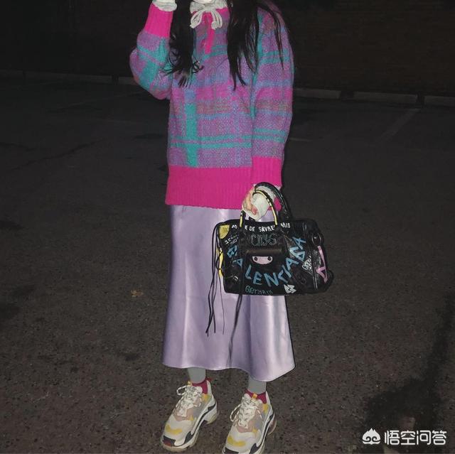 金泫雅整容:如何看待金泫雅在舞台上衣服不慎解开并托胸完成表演？