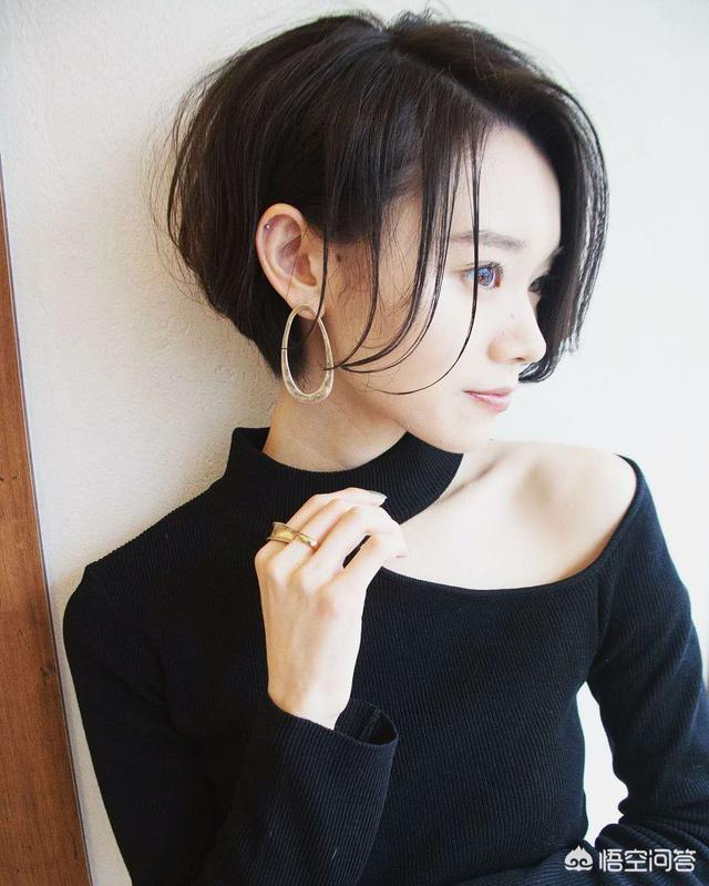 辛芷蕾照片:低调不失气质的辛芷蕾，红毯照吸引人。为何不能大红大紫