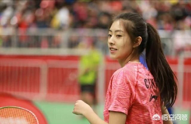 日本羽毛球运动员大崛彩被誉为羽坛第一美女,她与中国选手王适娴、李瑶相比谁更美？