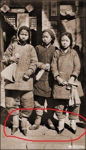 美女穿绣花鞋灵异事件:中国古代女子为何要裹脚？有什么好处？对女子有什么影响？