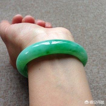 翡翠科普,翡翠戴久了会变绿，这是怎么回事？