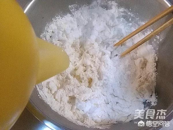 春饼是烙制还是蒸熟，薄如纸的春饼是如何制作而成的