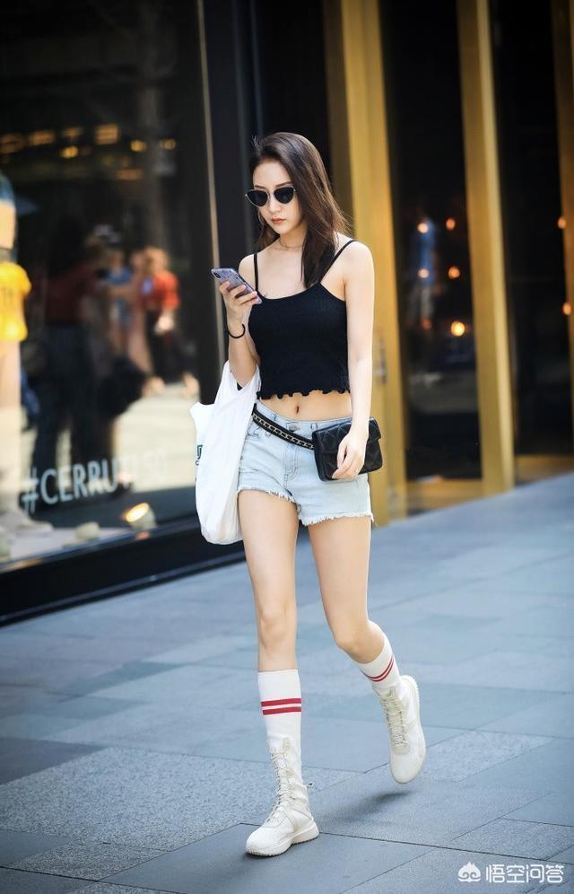 戚薇纹身图片:女孩子是否要有一条毛边牛仔短裤既显白嫩美腿，又显个人气质