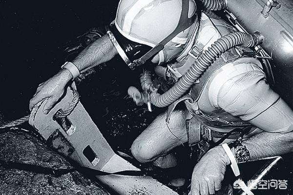 蛟龙号潜水员是谁，请问世界上第一只潜水手表是谁发明的发明过程是怎样的