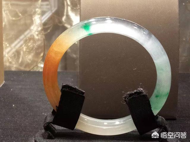 翡翠手镯的颜色有哪些,翡翠手镯有些什么颜色？价格怎么样？