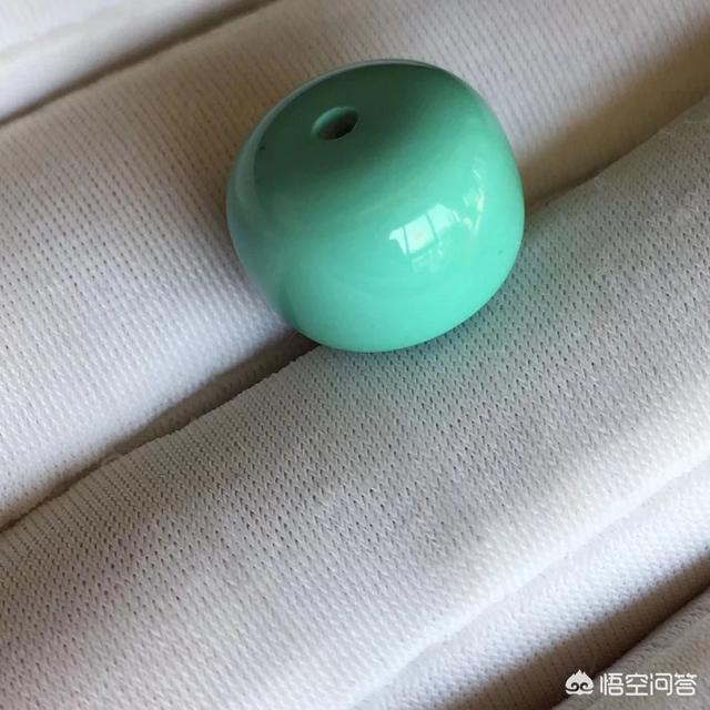 黄绿色的玉是什么品种,黄绿与暗红色的玉是什么品种？