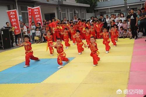 郑州7岁女童武校内死亡,身上多处淤痕,父母取回遗物时遭校方人员群殴；警方：已介入调查,你怎么看？