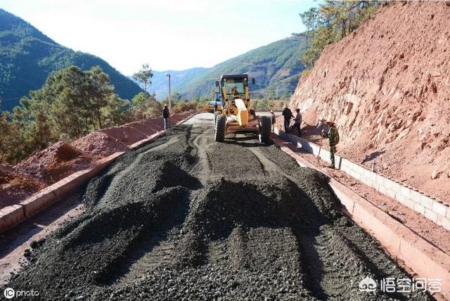 萨路基和山东细的区别:农村户户通公路，政府要求路面的宽度和厚度是多少？