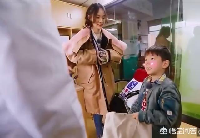小男孩和小狗狗图片:可以让狗狗和小朋友一起玩吗？要注意什么？