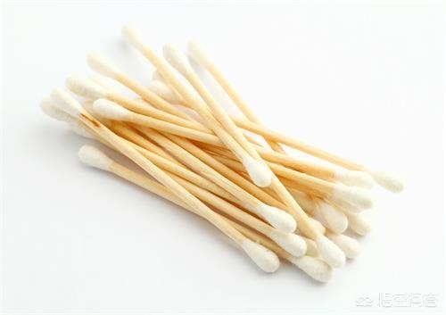 兔子耳螨治疗:两个月大的公主兔耳朵里有黑东西是耳螨吗？