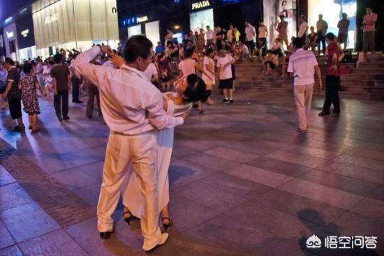 钟丽缇教大叔跳舞:你对男的跳广场舞有什么看法？