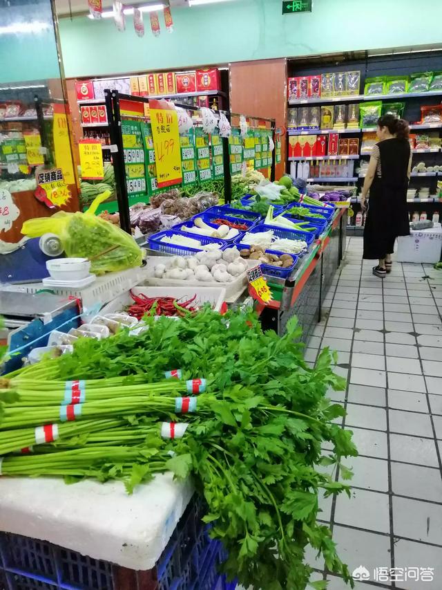 超市的纯利润是百分之多少，同样卖菜，超市和菜市场谁的利润更大