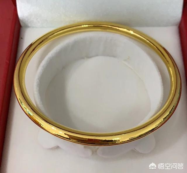 玉镯越戴越黄是什么情况,玉镯戴两年之后不亮了，是怎么回事？