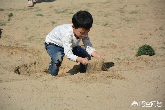 梦见有人往碗里扔沙子,有人在野外过夜遇见过什么奇怪的事情吗？