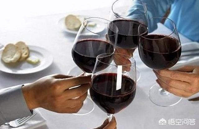 小白领在酒桌上跟领导喝酒应该说什么？