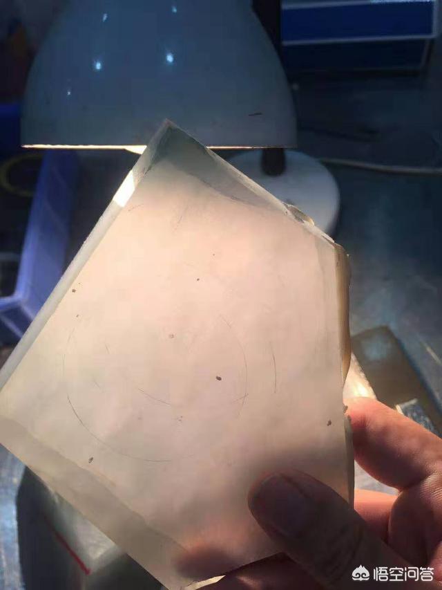 翡翠手镯的颜色有哪些,翡翠手镯有些什么颜色？价格怎么样？