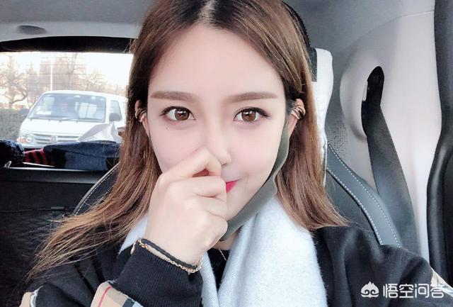 RITA直播“险些翻车”,裙子太短无奈用手遮挡,一句话让水友沸腾,你有何看法？