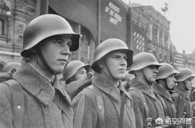 boqi波骑 军鞋:波湃运动鞋 有些俄国老兵劝新兵在战场上尽量别戴钢盔，这是为什么？