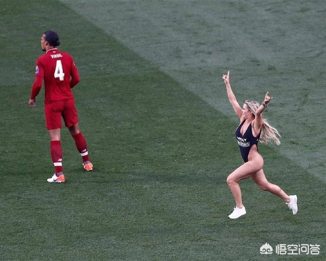 阿根廷比赛被迫中断，闯进欧冠决赛赛场上的美女引起球迷关注，这位美女有何来历