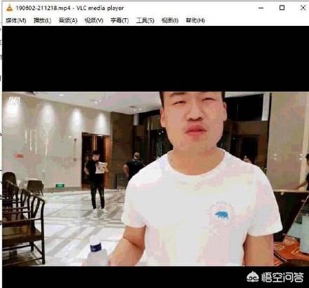 斗鱼钱小佳惨遭“爆头”，头破血流仍坚持直播，作案者遭到死亡通缉，如何评价此事？