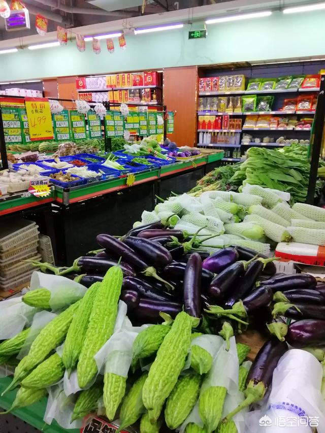 超市的纯利润是百分之多少，同样卖菜，超市和菜市场谁的利润更大