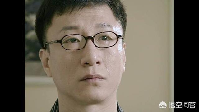 潜伏里那个被敲诈的汉奸穆连成，为什么他可以摆脱军统？