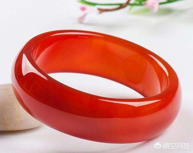 玛瑙玉髓白手镯,请问这个玛瑙手镯能值多少钱？