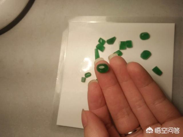 墨绿翡翠,翡翠中为什么绿色的那么贵？