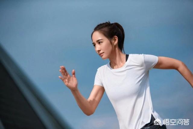 马甲线图片:有哪些凭借马甲线翻红的女星？