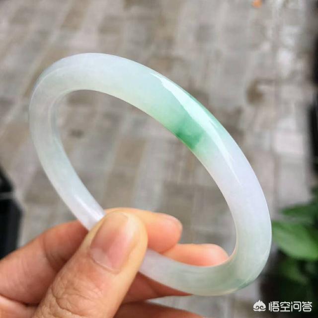 女生戴的翡翠吊坠,女孩子戴什么样式的翡翠挂饰最合适呢？