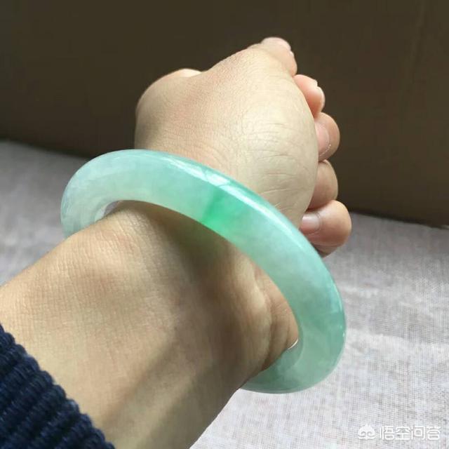 女生戴的翡翠吊坠,女孩子戴什么样式的翡翠挂饰最合适呢？