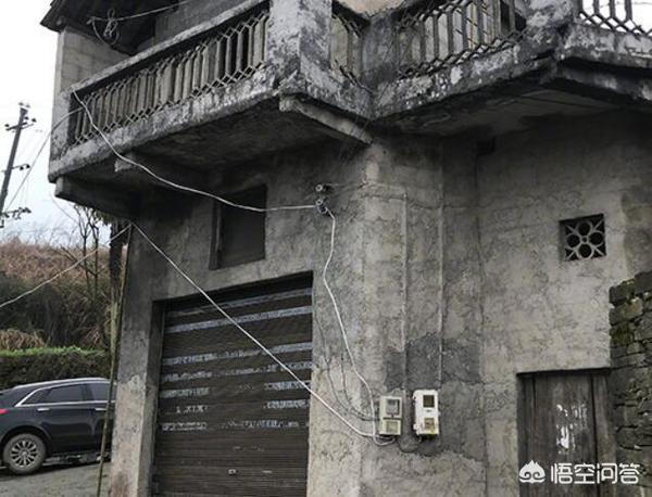 狗茎少女:狗少女游戏 小女孩遛狗发生意外，老人被狗绳绊倒身亡对小女孩产生多大阴影？