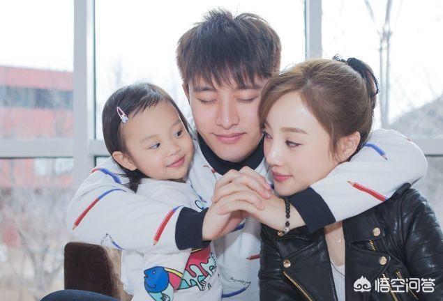 李小璐婚纱照:李小璐微博背景墙换成与贾乃亮的婚纱照，两人真的要复合吗？