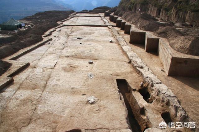 秦的发源地是西犬丘,也就是现今的甘肃省礼县大堡子山附近.