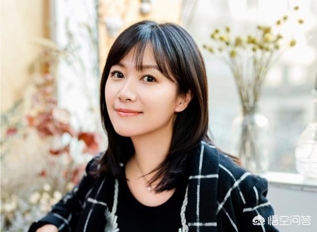 徐静蕾个人资料:才女徐静蕾，娱乐圈的书法家，其书法水平堪比卫夫人、管道升吗？