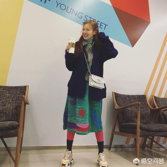金泫雅整容:如何看待金泫雅在舞台上衣服不慎解开并托胸完成表演？
