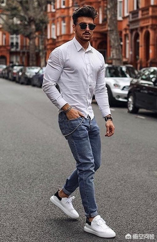 板鞋配什么裤子好看男男生穿小白鞋应该怎样搭配裤子和外套
