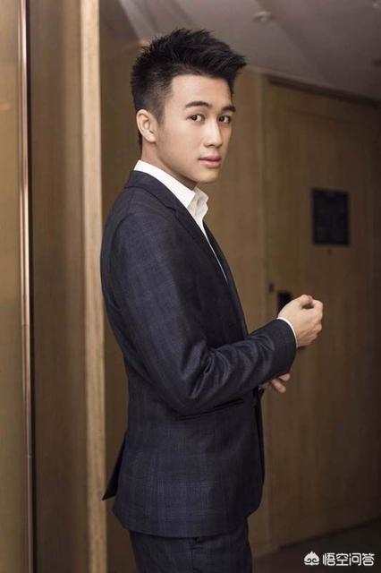 奚梦瑶个人简介:何猷君成功求婚奚梦瑶，你怎么看待这对恋情？