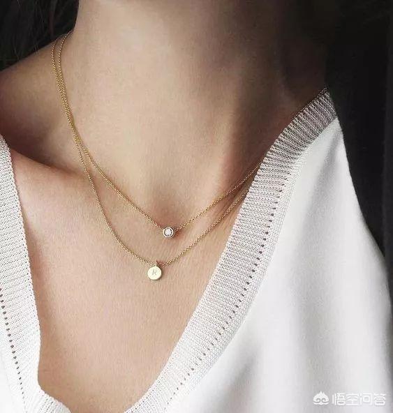 美女戴狗项圈和脚链:女孩子戴金手镯就比戴银手镯漂亮吗？对此你怎么看？