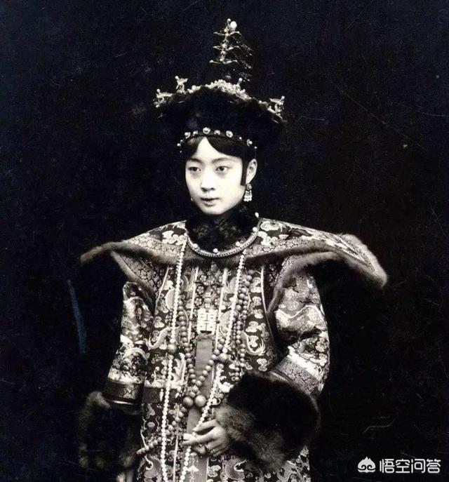 清代后妃:清朝皇后手上戴的长指甲饰品是什么意思