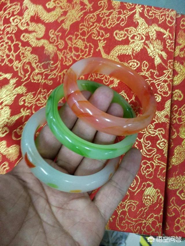 玉石手镯怎么分辨真假,买回来玉手镯如何区分真假？