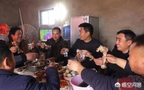 在农村和长辈一起吃饭,座位要怎么分等次？哪里是长辈坐的主座？哪里是晚辈坐的次座？