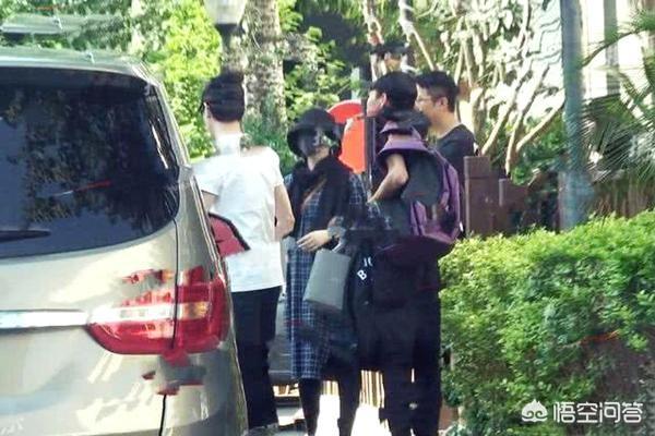 赵丽颖生孩子出血照片:赵丽颖冯绍峰现身购物，为何赵丽颖生娃3个月依然身材圆润？