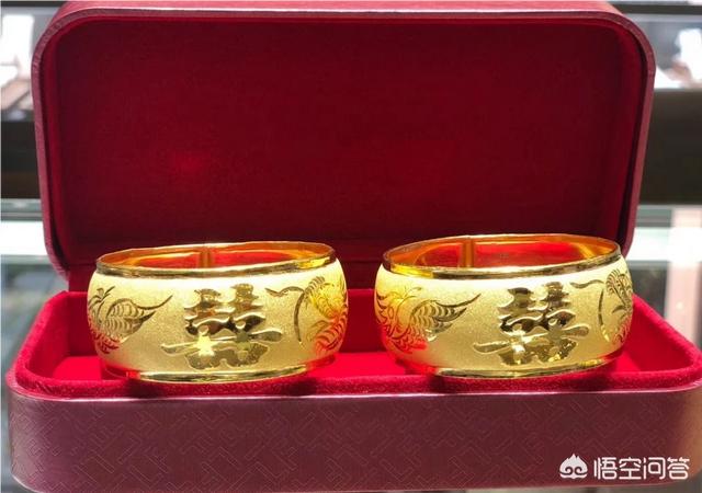 玉镯越戴越黄是什么情况,玉镯戴两年之后不亮了，是怎么回事？