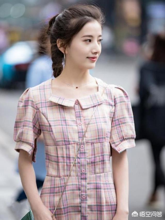 美女遛狗街拍:为什么有人街拍总是喜欢拍女孩背影？ 美女遛狗视频