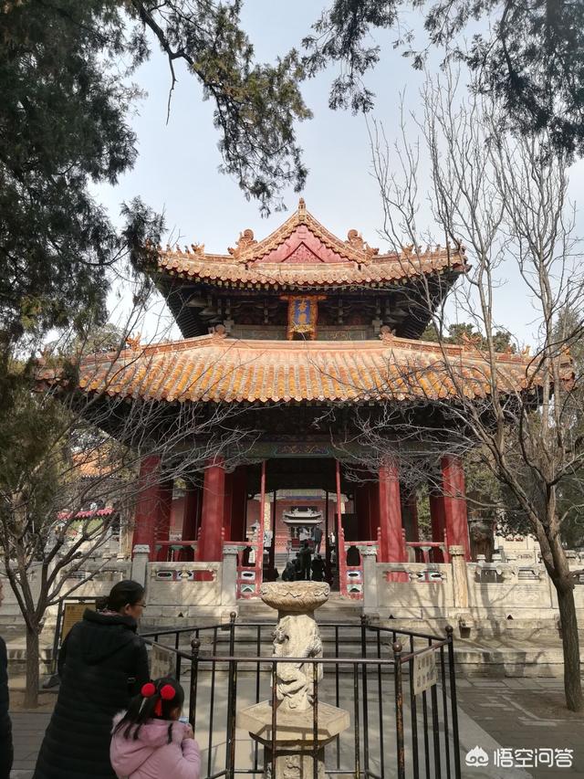 《春秋》与《左传》、《谷梁传》、《公羊传》的具体关系是什么？